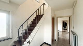 <p><span>Bij ImmoFusion 7/7 “open huis” : klik op onze 3D-TOUR.</span><br /><span>Ervaar vastgoed alsof je er zelf doorloopt!</span></p>
<p><span>Welkom in deze ruime gezinswoning gelegen in de Kerkstraat 10 te Houthalen-Helchteren. Deze woning biedt bijzonder veel leefruimte, een praktische indeling en tal van mogelijkheden om er helemaal uw eigen thuis van te maken. Met drie ruime slaapkamers, twee badkamers, een grote veranda, een mooie omheinde tuin en een garage beschikt deze woning over heel wat troeven. Dankzij de verschillende leefruimtes en de grote afmetingen is dit bovendien een woning met potentieel voor wie ruimte en mogelijkheden belangrijk vindt.<br /></span></p>
<p><span>Bij het binnenkomen betreedt u de inkomhal met de trap naar de bovenverdieping meteen aan de linkerzijde. Vanuit de hal komt u rechtstreeks in de bijzonder ruime living. De grote leefruimte biedt voldoende plaats voor een comfortabele zithoek en een ruime eetkamer, waardoor hier een aangename centrale leefruimte ontstaat voor het hele gezin.<br /></span></p>
<p><span>Verder rechtdoor in de inkomhal bevindt zich een extra tussenkamer. Deze polyvalente ruimte kan perfect ingericht worden als bureau, speelkamer, hobbyruimte of eventueel als rustige werkplek. Zo krijgt u meteen een extra ruimte die flexibel kan worden ingevuld volgens uw eigen behoeften.<br /></span></p>
<p><span>Achteraan de woning bevindt zich de keuken. Hoewel deze vandaag wat verouderd is, biedt ze een mooie basis om volledig naar eigen smaak en wensen te moderniseren. De keuken staat rechtstreeks in verbinding met de grote veranda. Deze ruime veranda vormt een bijzonder aangename extra leefruimte met veel mogelijkheden: een gezellige zithoek, eetruimte, hobbyruimte of plaats om het hele jaar door van de tuin te genieten. </span><span>Via de veranda bereikt u achteraan de woning nog een grote extra badkamer en een aparte, ruime waskamer. De aanwezigheid van deze bijkomende ruimtes zorgt voor heel wat praktisch comfort en mogelijkheden.</span></p>
<p><span>Op de bovenverdieping bevinden zich drie ruime slaapkamers. Alle kamers bieden voldoende plaats voor een volwaardig bed, kasten en verdere inrichting. Daarnaast beschikt de verdieping over een tweede badkamer, wat zorgt voor extra comfort en privacy voor het gezin.</span></p>
<p><span>Ook buiten heeft deze woning heel wat te bieden. De mooie, volledig omheinde tuin vormt een aangename plek om te ontspannen, kinderen te laten spelen of gezellig samen te genieten van het buitenleven. De garage zorgt bovendien voor extra bergruimte en parkeermogelijkheid.</span></p>
<p><span>De woning is gelegen in de Kerkstraat in Helchteren, op korte afstand van het centrum en verschillende dagelijkse voorzieningen. In de omgeving bevinden zich onder meer winkels, horeca, scholen en openbaar vervoer. Ook de verbindingen richting de E314 zijn vlot bereikbaar, waardoor zowel Genk, Hasselt als andere Limburgse steden gemakkelijk bereikbaar zijn.</span></p>
<p><span>Deze ruime woning is dan ook een interessante opportuniteit voor wie op zoek is naar veel leefruimte, een grote tuin en vooral een woning die nog volledig naar eigen smaak kan worden ingericht.</span></p>
<p><strong><span>Pluspunten:<br /></span></strong>- Zeer ruime woning<br />- 3 ruime slaapkamers<br />- 2 badkamers<br />- Grote veranda als extra leefruimte<br />- Mooie omheinde tuin<br />- Perceelbreedte van 20m<br />- Garage aanwezig<br />- Keuken met mogelijkheden om naar eigen smaak te vernieuwen</p>
<p><span>Voor een bezichtiging ter plaatse of meer info, bel ons op 078/78.78.70, of kom gewoon binnen op ons kantoor, steeds welkom!</span></p>