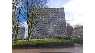 Een gunstig gelegen appartement op de 13de verdieping bestaande uit een woonkamer, keuken, 2 slaapkamers, badkamer, hal met ingemaakte kast,...