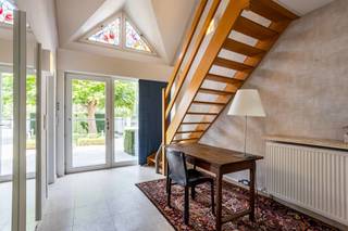 Deze karaktervolle villa te Berlare, gelegen in een residentiële wijk op wandelafstand van het “Donkmeer” straalt een bijzondere architectuur en...