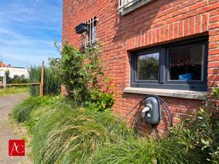 <p><strong>Maak kennis met deze praktische gezinswoning in het dorp van Belsele</strong></p><p>Dit huis brengt een perfecte combinatie van wooncomfort en ruimte. Met een grondoppervlakte van 405m², beschikt deze eigendom over een grote tuin, een oprit, garage of tuinberging en een aangelegd terras, kortom alles wat een gezin nodig heeft!</p><p><strong>De woning is als volgt ingedeeld: </strong> Inkomhal met vestiaire en trap, kelder, woonkamer met zithoek en eetplaats, gekoppeld aan een half open keuken, groot raam naar het terras, aanpalende garage of tuinberging en een grote tuin. De oprit is voorzien van een laadpunt voor een elektrische- of hybridewagen.</p><p>Voorts is er een ingerichte badkamer met toilet, bad en lavabomeubel. De eerste verdieping heeft een betonnen vloerplaat en telt twee grote kamers en twee kinderkamers. De zolderverdieping is heel ruim en heeft eveneens een betonnen vloerplaat. Deze ruimte kan makkelijk afgewerkt worden tot bijkomende kamers. Een vaste trap naar zolder kan voorzien worden.</p><p><strong><u>Enkele troeven:</u></strong></p><ul><li>Topligging in rustige wijk</li><li>Mooi perceel grond (405 m²)</li><li>Vernieuwd dak</li><li>Vernieuwde ramen met rolluiken</li><li>Nieuwe elektrische installatie, inclusief de bekabeling</li><li>Vernieuwde keuken</li><li>Betonnen vloerplaten</li><li>Grote oprit met laadpunt</li><li><p>…</p><br /></li></ul><p>Dit huis is een geweldige keuze voor gezinnen die zoeken naar een ruim en gezellig onderkomen in een rustige buurt, dicht bij voorzieningen en diverse vervoersmogelijkheden.</p>
