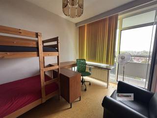 <p><span>Op zoek naar een </span><span>ruim en comfortabel appartement met een prachtig uitzicht en veel buitenruimte?</span><span> Dan is dit appartement op de </span><span>7de verdieping van de Deurnestraat 164 in Deurne</span><span> zeker een bezoek waard.</span></p><p><span>Het appartement bevindt zich in een </span><span>verzorgd gebouw met lift</span><span> en biedt een aangename combinatie van ruimte, comfort en praktische voorzieningen.</span></p><p><span>De woning beschikt over een </span><span>ruime leefruimte</span><span>, </span><span>2 slaapkamers</span><span>, een </span><span>volledig geïnstalleerde keuken</span><span> en een badkamer die voorzien is van een </span><span>stoomdouche</span><span>. Daarnaast beschikt het appartement over </span><span>maar liefst 2 ruime terrassen</span><span>, ideaal om te genieten van de buitenlucht, een ochtendkoffie of een gezellige avond.</span></p><p><span>Dankzij de aanwezige </span><span>airco-installatie</span><span> blijft het appartement ook tijdens warme zomerdagen aangenaam koel.</span></p><p><span> </span></p><p><span>Interesse? Contacteer ons voor meer informatie of om een bezoek in te plannen. </span></p>