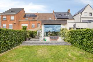 Deze verrassend ruime gezinswoning in Ieper combineert comfort, licht en praktische indeling. De woning werd grondig gerenoveerd in 2020 en beschikt over 199 m² bewoonbare oppervlakte op een perceel van 375 m².Bij het binnenkomen is er een verzorgde inkomhal met gastentoilet, ingemaakte vestiairekast en praktische berging met plaats voor fietsen, voorraad en technieken. De lichtrijke leefruimte vormt het hart van de woning, met grote glaspartijen, een mooie verbinding met terras en tuin en een vernieuwde keuken met veel kastruimte.Op de eerste verdieping bevinden zich twee ruime slaapkamers waarvan één momenteel als bureau wordt gebruikt. Verder is er een badkamer met bad, douche en dubbele wastafel met een afzonderlijk toilet. Op de bovenste verdieping liggen nog twee volwaardige slaapkamers van elk 14 m², met ingemaakte kasten in de kamers en gangen.Extra troeven zijn de ruime kelder met verschillende compartimenten, de zolderberging, conforme elektriciteit, verwarming op gas, dubbele/driedubbele PVC-beglazing en een vernieuwd dak uit 2010.Buiten geniet u van een zuidgerichte tuin van ongeveer 200 m² en een terras van circa 25 m². De ligging is bijzonder praktisch: op ongeveer 200 m van het station, 1 km van de Grote Markt en dicht bij winkels, scholen en voorzieningen.Een comfortabele gezinswoning met veel ruimte, licht en opslagmogelijkheden op een aantrekkelijke locatie.De algemene voorwaarden van Dewaele DIY kunt u steeds raadplegen via dewaele.com.Bestuursmaatregelen in het maatregelenregister: nee