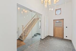 Discover this unique and ready-to-move-in home that combines modern finishes with an exceptional sense of space, located in a prime location...