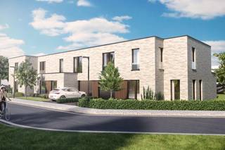 In de nieuwe verkaveling aan de Kerrieweg/Korianderstraat in Evergem bieden wij de laatste beschikbare halfopen nieuwbouwwoning aan. Samen met een tweede halfopen woning en een gesloten bebouwing vormt deze woning een harmonieus geheel met een moderne architectuur en hoogwaardige afwerking.<br />De woning werd ontworpen met oog voor ruimte, comfort en natuurlijk licht. Op het gelijkvloers vindt u een ruime leefruimte met open keuken, een praktische berging en een inpandige garage. Op de verdieping bevinden zich 3 volwaardige slaapkamers en een comfortabele badkamer, ideaal voor gezinnen of wie graag wat extra ruimte heeft.<br />De ligging combineert rust en bereikbaarheid. U woont in een aangename, groene omgeving op korte afstand van het centrum van Evergem, met scholen, winkels en openbaar vervoer binnen handbereik. Dankzij de vlotte verbindingen bereikt u bovendien snel Gent en de belangrijkste invalswegen.<br />Lot 12 is reeds verkocht. Lot 11 is de laatste beschikbare halfopen woning in dit project.<br />Bent u op zoek naar een energiezuinige nieuwbouwwoning op een rustige locatie? Contacteer ons vrijblijvend voor meer informatie of een bezoek ter plaatse.
