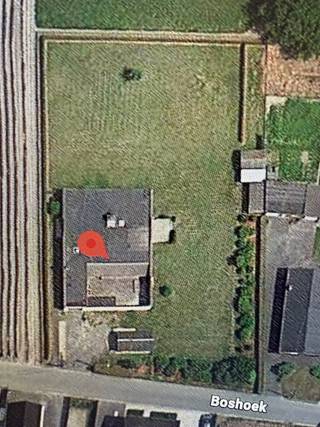 Te renoveren vrijstaande woning op perceel van 2352m² bestaande uit ruime hal + toiletruimte, bureel, 5 kamers, woonkamer, keuken + badkamer/toilet.
Aansluitend garage, berging en binnenpatio naar de slaapkamers.
