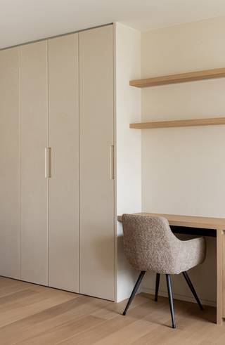 <p>Exclusief gelegen 2-slaapkamerappartement in residentie Ogierlande met één van de mooiste uitzichten van Roeselare. Alle voorzieningen bevinden zich op wandelafstand. Dit prachtig afgewerkte appartement omvat een inkomhal met apart gastentoilet, een lichtrijke leefruimte met toegang tot het terras, een volledig geïnstalleerde keuken met ruime berging, twee slaapkamers en een badkamer met bad/douche en dubbele lavabo.<br />Het appartement is bovendien praktisch ingericht en afgewerkt met hoogwaardige materialen. Dankzij de vele ingebouwde kasten geniet u van een overvloed aan opbergruimte,.</p>
<p>Op de kelderverdieping bevinden zich bovendien een private berging en een ruime garage met automatische poort (verplicht bij aan te kopen aan € 30.000). Daarnaast beschikt het appartement ook over een extra autostaanplaats vooraan het gebouw (verplicht bij aan te kopen aan € 15.000).<br /><br />Troeven:</p>
<ul>
<li>Volledig kwalitatief gerenoveerd in 2024</li>
<li>Ruime garage en autostaanplaats</li>
<li>Mooie omgeving</li>
<li>In de nabijheid van openbaar vervoer, winkels, scholen en belangrijke in- en uitvalswegen</li>
<li>Conforme elektriciteit</li>
<li>Topresidentie (Ogierlande)</li>
</ul>
<p>Deze woning is te koop ZONDER makelaar via het concept van Smart Houses! Verdere inlichtingen of bezoek? Contacteer rechtstreeks de eigenaar via 0471/30.25.57</p>