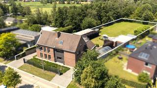 <div>
<p><strong>Ruime kangoeroewoning met twee volwaardige woonentiteiten op een perceel van ca. 3.116 m² in Beerse<br /><br /></strong>Op een rustige ligging, vlak bij het centrum van Beerse, bevindt zich deze uitzonderlijk <strong>ruime kangoeroewoning</strong> met twee volledig uitgeruste woonentiteiten. Dankzij de doordachte indeling biedt dit eigendom tal van mogelijkheden, zoals samenwonen met meerdere generaties, een combinatie van wonen en werken of een investering met dubbele bewoning.<br /><br />Beide wooneenheden beschikken over een <strong>eigen leefruimte</strong>, keuken, badkamer en slaapkamers, waardoor privacy en wooncomfort optimaal gegarandeerd zijn. Bovendien verbindt een <strong>personenlift</strong> alle verdiepingen, van de kelder tot de afgewerkte zolder, wat de woning bijzonder toegankelijk maakt.<br /><br /><strong>Gelijkvloerse woonentiteit<br /></strong>Via de inkomhal met gastentoilet betreedt u de eerste woonentiteit. De <strong>lichtrijke leefruimte</strong> biedt voldoende plaats voor een gezellige zithoek en eetkamer. Aansluitend bevindt zich de volledig <strong>ingerichte keuken</strong> met zicht op de tuin.<br /><br />Verder omvat deze verdieping <strong>drie volwaardige slaapkamers</strong>, een comfortabele badkamer met ligbad, douche en dubbele wastafel, evenals een bijzonder <strong>ruime wasplaats met maatwerkkasten</strong>.<br /><br /><strong>Woonentiteit op de eerste verdieping<br /></strong>De tweede woonentiteit beschikt eveneens over een <strong>ruime woonkamer</strong>, een volledig <strong>ingerichte leefkeuken</strong> en <strong>drie slaapkamers</strong>, waarvan één momenteel is ingericht als bureau. Ook hier is een<strong> ruime wasplaats</strong> voorzien. De badkamer is uitgerust met een douche, toilet en dubbele wastafel.<br /><br />Deze woonentiteit beschikt over <strong>twee terrassen</strong>, waarvan één met een trap naar de tuin.<br /><br /><strong>Extra ruimte en praktische voorzieningen<br /></strong>De<strong> afgewerkte zolderverdieping</strong> vormt een veelzijdige extra ruimte die perfect kan dienen als hobbykamer, speelruimte, bureau of extra berging.<br /><br />Daarnaast is de woning <strong>grotendeels onderkelderd</strong>, met verschillende praktische bergplaatsen en een aparte wijnkelder.<br /><br />Op het terrein bevinden zich <strong>twee ruime vrijstaande garages</strong> met automatische sectionaalpoorten. Eén garage beschikt over een extra bergruimte, terwijl de tweede is ingedeeld met een garage, berging, bureau, toilet én een eigen kelder. Bovendien is er nog een <strong>carport</strong> aanwezig en is er ruime parkeergelegenheid op eigen terrein.<br /><br />De volledig <strong>omheinde tuin</strong> biedt veel privacy en is bereikbaar via<strong> twee automatische toegangspoorten</strong>. De verschillende terrassen zorgen ervoor dat u op elk moment van de dag een aangename buitenplek vindt.<br /><br /><strong>Troeven</strong></p>
<ul>
<li>Kangoeroewoning met twee volledig uitgeruste woonentiteiten</li>
<li>EPC label B</li>
<li>Perceel van ca. 3.116 m²</li>
<li>Lift van kelder tot zolder</li>
<li>In totaal 6 slaapkamers</li>
<li>Twee ingerichte keukens en twee badkamers</li>
<li>Afgewerkte zolder met diverse gebruiksmogelijkheden</li>
<li>Grotendeels onderkelderd</li>
<li>Twee vrijstaande garages, carport en ruime parkeermogelijkheden</li>
<li>Volledig omheinde tuin met twee automatische toegangspoorten</li>
<li>Vloerverwarming (uitgezonderd zolder)</li>
<li>Elektrische rolluiken</li>
<li>Regenwaterrecuperatie via meerdere regenwaterputten (in totaal 27.500 liter)</li>
</ul>
</div>