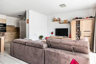 Op een uitstekende locatie te Putte bevindt zich dit ruim (97m2) gerenoveerd en energiezuinig appartement met twee slaapkamers en garagebox. U bevindt zich hier op wandelafstand van het centrum met supermarkten, eet-en drankgelegenheden, winkels, scholen en het openbaar vervoer. <br /><br />We betreden het appartement via de ruime leefruimte dewelke van veel lichtinval geniet door de grote raampartijen. Deze kunt u inrichten met een gezellige zithoek en een aparte eetplaats. Aangrenzend bevindt zich de ingerichte open keuken, voorzien van kwalitatieve toestellen. De hal geeft ons toegang tot twee ruime slaapkamers en de badkamer uitgerust met een lavabomeubel, douchebad en een toilet. Er is ook ruimte voor de wasmachine en droogkast voorzien. Ten slotte beschikt het appartement nog over een berging. Het dak is recent reeds gerenoveerd en u heeft recht tot toegang in de gemeenschappelijke tuin. De garagebox is verplicht bij aan te kopen voor €25.000.<br /><br />Dit is een uitstekende opportuniteit als u op zoek bent naar een ruim (97m2), energiezuinig appartement op een centrale locatie. Tevens interessant voor starters of investeerders. Contacteer ons snel op het nummer 0480 66 14 77 voor meer informatie of neem een kijkje op www.boonstravastgoed.be. <br /><br />Bijzonderheden:<br />- Garagebox<br />- 2 slaapkamers<br />- Energiezuinig - EPC B
