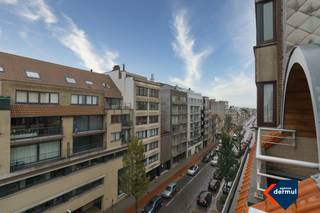 Op te frissen duplex appartement met 2 slaapkamers gelegen op de 5° & 6° verdieping in een recent gebouw, centrale ligging vlakbij alles,...