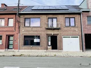 <p><span> Ruime gesloten bebouwing met garage en tuin!</span></p><p><span> </span></p><p><span>Op zoek naar een instapklare gezinswoning met veel ruimte, licht en moderne afwerking? Deze prachtig onderhouden woning biedt het allemaal én meer!</span></p><p><span> </span></p><p><span>Troeven van de woning:</span></p><p><span> </span></p><p><span>EPC C (bijna B)  géén renovatieplicht!</span></p><p><span> </span></p><p><span>Recent vernieuwde keuken.</span></p><p><span> </span></p><p><span>4 volwaardige en ruime slaapkamers, ideaal voor een groter gezin of home office.</span></p><p><span> </span></p><p><span>Recent gerenoveerde badkamer met eigentijdse look en alle comfort.</span></p><p><span> </span></p><p><span>Nieuw geïsoleerd pannendak en nieuwe ramen en deuren voor optimale energie-efficiëntie.</span></p><p><span> </span></p><p><span>Voorzien van 12 zonnepanelen (420W/stuk) én 10 kW batterij lage energiekosten verzekerd!</span></p><p><span> </span></p><p><span>Ruime, zonnige tuin en terras om heerlijk te genieten vanaf de eerste zonnestralen.</span></p><p><span> </span></p><p><span>Reeds goedgekeurde vergunning om achteraan in de tuin een garage te bouwen.</span></p><p><span> </span></p><p><span>Topligging: op wandelafstand van winkels, openbaar vervoer en station voor een snelle verbinding richting centrum en omliggende steden.</span></p><p><span> </span></p><p><span>Samengevat:</span></p><p><span>Een perfect onderhouden en energiezuinige woning, klaar om zonder zorgen te betrekken. Ideaal voor wie ruimte, comfort en ligging belangrijk vindt.</span></p><p><span> </span></p><p><span>Geïnteresseerd? Neem gerust contact op voor meer informatie of een bezichtiging! Yves 0480/636435</span></p><p><span> </span></p><p><span>Bekijk ook onze visuele tour: <span>https://web-player.walkly.app/VoT9ChdTkk3ayg4RKdVj/Iv28twL3XuZwI5z32YlN/ww/public</span></span><span> </span></p>