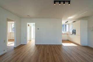 Dit recent volledig gerenoveerde appartement bevindt zich op de eerste verdieping, bereikbaar met de lift of via de trap. Direct naast de...