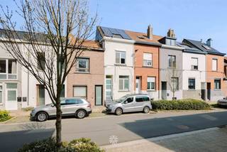 <p><span>GENT - Instapklare woning met drie slaapkamers en gezellig koertje in leuke buurt!</span></p><p><span> </span></p><p><span>Gelegen in de Muilaardstraat vindt u deze instapklare, lichtrijke woning met drie slaapkamers. Nabij invalswegen, openbaar vervoer met vlotte verbindingen richting centrum van Gent</span></p><p><span> </span></p><p><span>Troeven</span></p><ul><li><span>Moderne, gerenoveerde woning met drie slaapkamers</span></li><li><span>Sfeervolle koer</span></li><li><span>Grote droge kelder</span></li><li><span>Gunstig EPC,elektriciteit conform en geen asbest aanwezig</span></li><li><span>Ingemaakte kasten in de kamers</span></li><li><span>Ruime badkamer met ligbad en douche</span></li><li><span>Ideaal zowel als investering als eigen bewoning</span></li></ul><p><span> </span></p><p><span>Indeling:</span></p><p><span>De woning verwelkomt je in een lichtrijke inkomhal, aparte keuken voorzien van alle comfort, open en lichtrijke leefruimte met toegang tot het koertje. </span></p><p><span>Op de eerste verdieping bevindt zich de eerste slaapkamer met ingewerkte kasten en ruime badkamer met douche en bad. Daarnaast is er op het verdiep een apart toilet. </span></p><p><span>Op de tweede verdieping bevinden zich nog twee extra slaapkamers voorzien van airco en ingewerkte kast. </span></p><p><span> </span></p><p><span>Belangrijk: </span></p><p><span>EPC : 186kWh/m2 Jaar</span></p><p><span>Richtprijs: 445.000 euro</span></p><p><span> </span></p><p><span>Neem contact op met Axel Lenaerts Makelaars voor een bezoek: hannelore@axellenaerts.be of 09/245 24 24</span></p><p><span> </span></p>