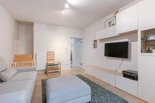Maison de ville clé en main avec 3 chambres et jardin, située dans un emplacement privilégié<br /><br />PEB : B<br />Mobiscore : 9,4/10<br /><br />Cette maison contemporaine est située dans la Stropstraat, une rue calme et facilement accessible à Gand. L’un des grands atouts de cet emplacement est la proximité des universités et hautes écoles, des commerces, de la gare de Gand-Saint-Pierre et des principaux axes routiers. De plus, le centre historique de la ville est accessible à pied ou à vélo.<br /><br />Cette spacieuse maison aux hauts plafonds a fait l’objet d’une rénovation complète en 2016–2017. La disposition est la suivante :<br /><br />Au rez-de-chaussée, vous entrez par le hall d’entrée avec toilette invités. Vous y trouverez également une buanderie/local technique séparé. La maison dispose ensuite d’un vaste espace de vie comprenant un salon, une salle à manger et une cuisine entièrement équipée avec des appareils de qualité. La grande baie vitrée et le puits de lumière apportent une belle luminosité naturelle à l’espace de vie. La baie vitrée à l’arrière donne accès à la terrasse agréable et au jardin attenant.<br /><br />Le premier étage comprend une grande chambre ainsi qu’une salle de bains entièrement équipée avec douche à l’italienne, baignoire, double lavabo, toilette et sèche-serviettes. Le deuxième étage offre encore deux chambres.<br /><br />Vous êtes à la recherche d’une agréable maison familiale ou d’un bien idéal pour vos enfants étudiants ? Cette maison est faite pour vous !<br /><br />CONTACTEZ LAURA AU +32 473 41 35 62 ou via info@vicusvastgoed.be
