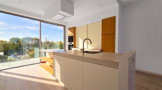 DISCOVERY DAY: Zat. 10/10 van 15u - 17u.Kom als eerste deze woning ontdekken!Laatste 3 appartementen te koop!Dit is de laatste PENTHOUSE.2 privatieve garages + zonnepanelen inbegrepen!Wonen zonder in te boeten op ruimte, rust, comfort mét oog op een energiezuinige toekomst?Met deze uitzonderlijk ruime, hyper-uitgeruste appartementen met uiterst grote terrassen van Residentie Verika is de stap van een huis naar appartement zo beslist!Kwaliteiten:+ parkzone van 2000m² + doodlopende straat voor verkeer+ 2 grote terrassen/app.+ kamers met dressingruimte+ extreem energiezuinig gebouwd (privat. zonnepanelen, zonneboiler, 3 dubbele beglazing, aansluiting regenwater, zonnepanelen voor recup. kosten gemeenschap,...)+ inclusief 2 grote privatieve garages elk met autom. sectionaalpoort!Door de ruimte van de appartementen (116 m² tot 134m² exclusief terrassen!!) met terrassen van 16m² - 84m² is de stap die je wil zetten van een woning naar een appartement tot het absoluut minimum herleid. Reken daarbij de zalig rustige ligging in een doodlopende straat voor verkeer mét zicht op 2000m² parkzone, én de centrale ligging vlakbij winkels, natuur en horeca, dan weet je dat dit een project is, uniek door zijn ligging én uniek door zijn laag-energetische bouwmethode.14 app. reeds verkocht! Nog slechts 8 beschikbaar.Eerst oplevering reeds uitgevoerd. Materiaalkeuze nog steeds mogelijk. Lastenboek, plannen en detail prijzen op aanvraag!