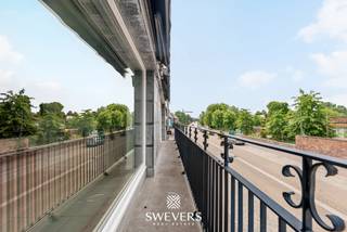 Ondernemen, wonen én investeren op één adres in centrum Alken. Deze veelzijdige eigendom combineert een instapklare commerciële ruimte van 188 m² met een afzonderlijke duplexwoning van 166 m² met 4 slaapkamers en 2 badkamers. Beide delen beschikken over een aparte toegang, waardoor verschillende gebruiks- en verhuurmogelijkheden ontstaan. Het handelsgedeelte werd in 2019 grondig gerenoveerd en beschikt over ruime polyvalente ruimtes, terwijl de duplex bijkomend geniet van meerdere terrassen en maar liefst 83 m² zolderruimte. In totaal 354 m² verhuurbare vloeroppervlakte op een centrale locatie in Alken. Ontdek alle foto's en mogelijkheden op www.swevers.be of bel 012 699 900.