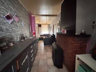 Half open bebouwing in het centrum van Tielt in de directe nabijheid van het station en het centrum.INDELING:GELIJKVLOERS: living met zithoek en...