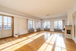 EXCLUSIEF TE KOOP: UITZONDERLIJK HOEKAPPARTEMENT<br /><br />Inkomhal met vestiaire die toegang biedt tot de eetruimte, de lichtrijke leefruimte en de gesloten keuken.<br /><br />Het appartement beschikt over twee slaapkamers, beide uitgerust met praktische ingemaakte kasten. De badkamer is voorzien van een lavabo, ligbad en aansluiting voor een wasmachine.<br /><br />Extra troeven: een privatieve kelder, een fietsenberging, een lift in het gebouw, mogelijkheid tot een derde slaapkamer en een recent vernieuwd dak.<br /><br />Dankzij de hoekligging geniet het appartement van mooie open zichten en veel natuurlijke lichtinval.