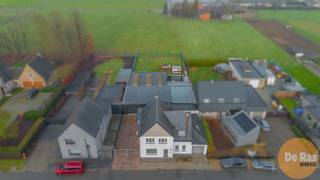 EERSTE BEZOEKDAG ZATERDAG 28/02 VAN 10U TOT 13U (enkel op afspraak!)<br /><br />MASSEMEN - Deze goed onderhouden woning met ruime loods (310m²) is gelegen op een fantastische locatie. De ligging van dit pand is bijzonder aantrekkelijk met alle voorzieningen zoals scholen, supermarkten, winkelcentrum, ... in de directe omgeving. Daarnaast geniet deze woning een heel goede bereikbaarheid door de nabijheid van station Wetteren, openbaar vervoer, de N9 en de op- en afritten van de E40.<br /><br />Naar indeling toe bevindt zich op het gelijkvloers een inkomhal, een woonkamer, een geïnstalleerde keuken en een ruime, inpandige garage. Op de eerste verdieping bevindt zich een ruime slaapkamer, een bureel (makkelijk om te vormen naar slaapkamer), een dressing en een badkamer met douche, ligbad en sauna. Verder is er ook nog een praktische kelder.<br /><br />Naar comfort toe is deze woning voorzien van dakisolatie, HR-glas (PVC), centrale verwarming op stookolie, airco, ... <br /><br />Grootste troef aan deze eigendom is de loods van maar liefst 310m² waarbij het dak in 2011 werd vernieuwd. Achter deze loods bevindt zich nog de tuin.<br /><br />Kortom, bent u op zoek naar een instapklare woning op een uitstekende locatie mét loods? Aarzel dan niet en maak snel uw afspraak: 053/60.65.60.<br /><br />De vermelde prijs is een richtprijs. Na ontvangst van de biedingen zal de verkoper beslissen of hij de eigendom verkoopt aan het beste bod. De richtprijs is aldus niet bindend voor de verkoper. Voor meer info kunt u ons contacteren of het reglement raadplegen op onze website.