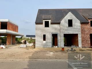 <u><strong>Moderne halfopen nieuwbouwwoning met 4 slaapkamers en 2 badkamers</strong></u><br /><br /><u><strong>TROEVEN: </strong></u><br />– 4 volwaardige slaapkamers <br />– 2 badkamers <br />– Energiezuinig <br />– Moderne architectuur<br />– Goede bereikbaarheid naar Hasselt, centrum Diepenbeek, autosnelweg E313, … <br />– Veel natuurlijke lichtinval <br />– Zolder wordt ingericht met master bedroom en badkamer, ideaal voor gezinnen die net dat beetje extra privacy wensen <br /><br />Ontdek deze prachtige halfopen nieuwbouwwoning, ontworpen voor wie ruimte, licht en comfort waardeert. De woning beschikt over 4 slaapkamers en 2 badkamers, waarbij 1 slaapkamer en 1 badkamer op de tweede verdieping (zolderverdieping) voor extra privacy zorgen. Perfect voor gezinnen of wie graag een rustige werk- of hobbyruimte wil! <br /><br />De open leefruimte vormt het hart van het huis: een lichte, uitnodigende ruimte waar koken, eten en ontspannen moeiteloos samenkomen. Vanuit de woonkamer stapt u zo het terras of de tuin op – een perfecte plek om te genieten van zonnige dagen, een kop koffie in de ochtend of gezellige avonden met vrienden en familie.<br />Dankzij het halfopen ontwerp ervaart u een ideale balans tussen privacy en verbondenheid met de omgeving. Met moderne afwerking, slimme indeling en veel lichtinval is dit de ideale plek om een nieuw hoofdstuk te beginnen.<br /><br />Deze twee halfopen wooneenheden worden gebouwd op een riant perceel en bevinden zich op een boogscheut van het centrum van Diepenbeek en op slechts enkele minuten van de op- en afrit van de E313.  Diepenbeek heeft een rijk aanbod aan natuurgebieden, wandel- en fietsmogelijkheden, sportfaciliteiten en speeltuinen. Vanuit Diepenbeek is er verder nog veel te beleven bij de buren uit Hasselt, Genk, Bilzen en Kortessem. Deze mooie gemeente is dus de ideale uitvalsbasis voor al het moois dat Limburg te bieden heeft!