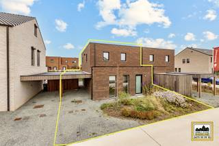 <p>Alweer VERKOCHT op 1e BEZOEKDAG. Contacteer RANDY REMUE 0479/99. 99. 90 als u ook op 1 DAG wil verkopen.</p><p>"ABSOLUTE TOPPER" - Afspraak ENKEL telefonisch via Randy Remue op 0479/99. 99. 90, meer info via Facebook "Remue Randy" - LIKE de pagina en blijf op de hoogte van alle nieuwe woningen.  Deze rustig gelegen sublieme nieuwbouwwoning met 3 slaapkamers, carport en tuin vinden we terug te Presse 34, Herzele. Indeling: Via de inkomhal begeven we ons links naar de lichtrijke leefruimte met zithoek en eetplaats en met aansluitend de modern ingerichte keuken met aangrenzende bergplaats/technische ruimte. Op het 1e verdiep treffen we de 3 slaapkamers en de moderne badkamer met dubbele lavabo, bad en inloopdouche. Buiten geniet u van een aangenaam terras en zonnige zuidwest gerichte tuin. De hoogwaardige afwerking, zeer gunstig E-peil en leuke ligging maken van deze woning een buitenkans! Zonnepanelen aanwezig. Dit pand is een ABSOLUTE TOPPER voor starters, gezinnen of investeerders. Gelegen vlakbij winkels, scholen, openbaar vervoer en op 7 km van de autosnelweg. <br />P-score: A / G-score: A.  VOOR ZEER SNELLE BESLISSERS!!<br />IMMO ZONE RHODELAND RANDY REMUE - 0479/99. 99. 90 </p>