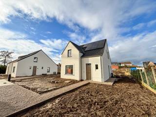 In de Ommegangstraat in Petegem-aan-de-Schelde, een rustige en aangename deelgemeente van Wortegem-Petegem, bevindt zich deze moderne...