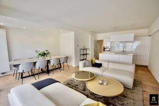 Dit modern appartement met zijdelings zeezicht is ideaal gelegen, vlakbij de winkels in de Kustlaan en op enkele stappen van het strand en de zee.Bij...