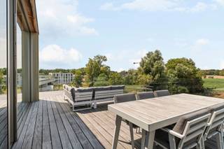 Ooit van een woondroom gehoord? Dan is dit wel de échte woondroom!<br /><br />Geen zogezegd kwalitatief appartement. <br />Geen zogezegd open zicht. <br />Geen zogezegd groot terras.<br /><br />Elementen zoals plafondhoge ramen, parket, vloerverwarming en fijne afwerking zijn hier de standaard.<br />Een open zicht om u tegen te zeggen. Een ware ervaring, dag na dag.<br />Een terras waar buitenleven geen belofte is, maar een vanzelfsprekendheid.<br /><br />Indeling:<br />Uitzonderlijke leefruimte met open keuken<br />Riant terras<br />Master bedroom met dressingruimte met toegang tot terras<br />Tweede slaapkamer met toegang tot terras<br />Badkamer met inloopdouche en dubbele lavabo<br />Berging met aansluiting voor wasmachine en droogkast<br />Apart toilet<br /><br />Ondergrondse parking en kelder INBEGREPEN in de prijs<br />Tevens gemeenschappelijke fietsenstalling in het gebouw.<br /><br />Ontdek dit appartement én ervaar!<br />Contacteer Nicola via 0479/43 30 86!