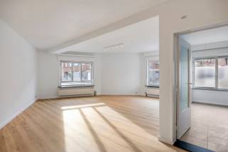 Découvrez ce spacieux appartement de plain-pied, idéalement situé au 23, rue Roi Léopold III à Merchtem. L'appartement offre un agencement...