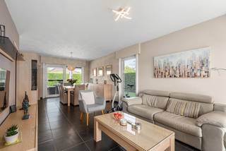 Energiezuinige en instapklare villa op toplocatie<br /><br />Ben je op zoek naar een comfortabele woning waar rust, ruimte en energiezuinig wonen samenkomen? Dan is deze prachtige gezinswoning echt iets voor jou! Gelegen in een doodlopende straat geniet je hier van een rustige en kindvriendelijke omgeving, terwijl alle voorzieningen vlot bereikbaar zijn. Er is een bushalte richting Gent/Lokeren op nog geen 250 meter en de oprit van de R4 ligt op minder dan 3 km. Met een bewoonbare oppervlakte van 150 m2 beschikt deze woning over 3 volwaardige slaapkamers waarvan een met dressing, ideaal voor gezinnen of wie graag extra ruimte heeft voor een bureau of hobbykamer. De inpandige garage biedt niet alleen plaats voor een wagen, maar ook extra opbergruimte. Buiten wacht een mooie, verzorgde tuin waar je in alle privacy kan ontspannen, genieten van zonnige dagen of gezellige momenten met familie en vrienden.<br /><br />Indeling:<br />Vanuit de inkomhal (met toilet en handwasser) bereik je de lichtrijke leefruimte met zicht op de tuin. Achter de leefruimte bevindt zich de geïnstalleerde keuken met Amerikaanse koelkast. Tussen de keuken en de inpandige garage ligt een ruime, handige berging/wasplaats. Op de eerste verdieping zijn 3 slaapkamers, waarvan een met dressing en een tweede met op maat gemaakte kasten. De badkamer is voorzien van een dubbele lavabo, douchecel, bad en toilet. Er is ook nog een zolder met uittrektrap, voor extra bergruimte.<br /><br />Ook op het vlak van comfort en energie scoort deze woning uitstekend. Het schrijnwerk is van PVC, de verwarming is op gas en dankzij de zonnepanelen geniet je van lagere energiekosten, terwijl de airconditioning zorgt voor een aangenaam binnenklimaat tijdens warme zomerdagen. De automatische rolluiken bieden extra comfort, veiligheid en privacy. Dit alles resulteert in een fantastisch EPC-resultaat B!<br /><br />BEZOEKDAGEN op zaterdag 22 en 29 augustus van 10-14 uur. Inschrijven verplicht via sandra@square-egg.be
