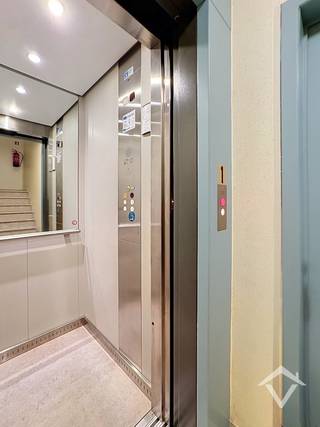 Dit instapklaar appartement is gelegen op de eerste verdieping en bestaat uit: lift - inkomhal - living met aansluitend groot zonneterras - keuken - ruime berging - badkamer - toilet - 2 slaapkamers - garage. <br /><br />Troeven van dit appartement:<br />- instapklaar <br />- groot terras <br />- EPC label B<br /><br />Met een gunstige locatie in Torhout, is dit appartement ideaal voor wie op zoek is naar rust en comfort, maar toch dicht bij alle voorzieningen wil wonen.