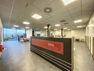 Het gebouw bestaat uit een magazijn van 1.270m² en een kantoorgedeelte van 650m². Het is ideaal gelegen in de industriezone Waregem-Zuid vlakbij...