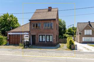 <p>Deze karaktervolle woning biedt vandaag 3 volwaardige slaapkamers, met de mogelijkheid om eenvoudig een 4de slaapkamer te creëren.<br />Op het gelijkvloers beschikt de woning over een charmante inkomhal, lichtrijke leefruimte, geïnstalleerde keuken (met toegang tot de kelder 15,5m²), ruime eetplaats en buiten een koer (met buitenberging en afzonderlijke wasplaats). Boven zijn er 3 ruime slaapkamers, 1 badkamer (met toilet) en 1 hele ruime zolder (toegankelijk met vaste trap).</p><p>EPC-label F: renovatieverplichting van toepassing<br />Parkeerplaats voor 3 auto's<br />3 ruime slaapkamers, uitbreidbaar naar 4<br />Ruime zolder (met vaste trap!)<br />Praktische droge kelder</p><p>Dankzij de halfopen bebouwing geniet u van extra lichtinval en tal van renovatiemogelijkheden om van deze woning een eigentijdse en comfortabele thuis te maken.<br />Bent u op zoek naar een woning met karakter, ruimte en de mogelijkheid om uw eigen woondroom te realiseren? U kan ons bereiken op 0479/ 46. 26. 52.</p>