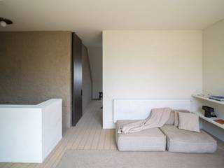 <strong>Bijzonder aangenaam duplexappartement met 2 slaapkamers en 2 badkamers op toplocatie nabij de Coupure</strong><br /><br /><em>Voor meer informatie kunt u mailen naar info@carloeggermont.be.</em><br /><br />Dit charmante duplexappartement maakt deel uit van een kleinschalig voormalig handelshuis en is gelegen in de gegeerde Ekkergemwijk. Dankzij de centrale ligging bevindt u zich op wandelafstand van de Coupure, de Watersportbaan en de belangrijkste winkelstraten, pleinen en horecazaken van de Gentse binnenstad.<br /><br />Het appartement strekt zich uit over de eerste en tweede verdieping. De bovenste verdieping werd recent volledig vernieuwd, inclusief de dakstructuur, wat resulteert in een bijzonder aangename woonbeleving met veel lichtinval en een verrassend ruimtelijk gevoel.<br /><br />Via de inkomhal op de eerste verdieping bereikt u de leefverdieping. Aan de voorzijde bevinden zich de eet- en leefruimte met aansluitende keuken en praktische voorzieningen voor een wasmachine en droogkast. Achteraan vinden we een ruime slaapkamer en een afzonderlijke badkamer, uitgerust met douche, wastafel en toilet.<br /><br />De bovenste verdieping vormt zonder twijfel een van de blikvangers van het appartement. Dankzij het grote raam geniet de lichtrijke leefruimte van een open en aangename sfeer. Aansluitend bevindt zich een tweede volwaardige slaapkamer met ensuite badkamer, voorzien van een inloopdouche en wastafel.<br /><br />Op het gelijkvloers bevindt zich een polyvalent handelspand dat eveneens afzonderlijk kan worden aangekocht. Hierdoor biedt dit eigendom interessante mogelijkheden voor wie wonen en werken wil combineren of wenst te investeren in het volledige gebouw. Meer informatie hierover is beschikbaar op aanvraag.<br /><br />De kleinschaligheid van het gebouw, bestaande uit slechts twee entiteiten, gecombineerd met de recente vernieuwingen, zorgt voor een aantal belangrijke troeven: beperkte gemeenschappelijke kosten, een hoge mate van privacy en weinig tot geen te verwachten investeringen op korte termijn.<br /><br />Beide entiteiten beschikken over afzonderlijke tellers en kunnen zowel afzonderlijk als gezamenlijk worden aangekocht (basisakte in opmaak).<br /><br /><strong>Kortom:</strong> <strong>een uitstekende opportuniteit voor investeerders, ouders van studerende kinderen, young professionals of iedereen die op zoek is naar een instapklaar appartement op een strategische locatie nabij het Gentse stadscentrum.</strong><br /><br /><em>*kosten opmeting en basisakte ten laste van de koper</em>