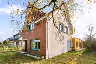 Deze zeer ruime woning van circa 274 m² groot is rustig gelegen, doch strategisch gelegen nabij alle verbindingswegen naar de omliggende gemeenten.

De woning is gelegen op een perceel van 701 m².

Vroeger was dit een woning met bakkerij (winkel) aan, daardoor is er aan ruimte geen gebrek en is er voldoende plaats voor een bijberoep, hobbyruimte, kangoeroewoning enz…

De woning heeft al redelijk wat renovatiewerken doorstaan, hier een opsomming van de belangrijkste zaken :
•	Keuken en badkamer als eens vernieuwd
•	Verwarmingsketel vernieuwd (circa 2017)
•	Al veel ramen vernieuwd
•	Veranda bij aangezet
•	Zijgevel rechts gerenoveerd en opgefrist
•	Alle platte daken al eens vernieuwd

Verder is er nog een praktische kelder van circa 10 m² en een zolder van circa 36 m².

Kortom een uniek pand dat zeker een bezoek waard is !

Voor verdere informatie kan U steeds terecht op ons kantoor. 014/82.15.15.

