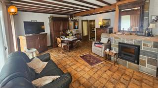 Deze te renoveren woning is zeer rustig gelegen en toch vlakbij het commercieel centrum van Maasmechelen, het winkelcentrum M2, de Pauwengraaf...