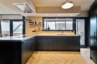 Cet appartement magnifiquement et élégamment rénové au deuxième étage vous offre une expérience de vie unique dans un immeuble à petite...