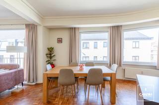 Op zoek naar een aangenaam appartement met karakter, veel lichtinval en een praktische indeling? Dit verzorgd appartement in de Heilig-Hartstraat in Sint-Amandsberg heeft heel wat troeven in huis.<br /><br />Bij het binnenkomen word je verwelkomd in een <strong>ruime inkomhal</strong>, die toegang biedt tot de verschillende leefruimtes. De <strong>lichtrijke leefruimte</strong> is een echte blikvanger dankzij de mooie <strong>parketvloer</strong>, die zorgt voor een warme en stijlvolle uitstraling. De aangename leefruimte biedt voldoende plaats voor zowel een gezellige zithoek als een eethoek. De <strong>keuken </strong>sluit mooi aan bij de leefruimte en is <strong>praktisch ingericht</strong>. Verder beschikt het appartement over <strong>twee volwaardige slaapkamers</strong>, een badkamer en een <strong>aangenaam terras</strong>, waar je heerlijk kunt genieten.<br /><br />Ook op praktisch vlak scoort dit appartement sterk. Zo is er een <strong>privatieve kelderberging</strong> voor extra opslagruimte en kunnen fietsen veilig gestald worden in de <strong>fietsenstalling </strong>achter het gebouw. Met een EPC-label C is dit appartement bovendien een interessante combinatie van wooncomfort en energiezuinigheid.<br /><br />Het appartement is gelegen in een <strong>aangename woonbuurt</strong> op korte afstand van het centrum van Gent. Vanuit de woning zijn winkels, dagelijkse voorzieningen, scholen en openbaar vervoer vlot bereikbaar.<br /><br />Wens je een bezoek in te plannen? Contacteer Laura via <strong>0492 07 26 62</strong> of <strong>laura@convas.be</strong>