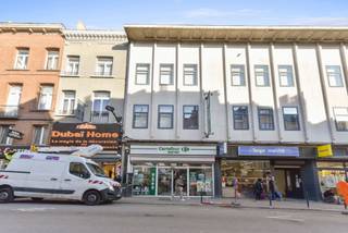 <p>Zeldzame en strategische investeringskans in het hart van Bockstael, een van de meest dynamische handelswijken in het noorden van Brussel. Handelsruimte van <strong>428 m², verhuurd aan Carrefour Express tot 14/04/2029</strong>, met een jaarlijkse huurinkomst van <strong>€133.407</strong>, wat zorgt voor stabiele en zekere inkomsten.</p>
<p>Uitstekende ligging omringd door bekende merken zoals Brico, Pearl, Kruidvat en Ladbrokes, wat een constante klantenstroom garandeert. Gemakkelijk bereikbaar met de auto met parkeergelegenheid in de buurt en goed bediend door het openbaar vervoer, met optimale zichtbaarheid voor elke handelsactiviteit.</p>
<p>Ideale opportuniteit voor investeerders die hun portefeuille willen diversifiëren met een kwalitatief commercieel pand in een gegeerde buurt. Aantrekkelijk rendement en sterk potentieel voor waardestijging op lange termijn. <strong>Commissie van 3% + btw ten laste van de koper.</strong></p>