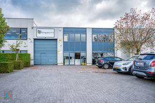Industriële loods in Hoogstraten, Hinnenboomstraat 1.Deze goed uitgeruste loods van 522 m² (bouwjaar 2000) biedt een vrije hoogte van 7,5 meter,...