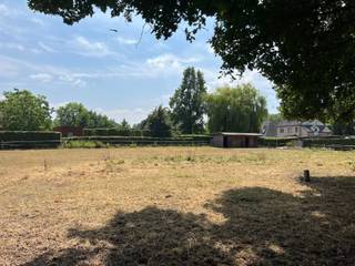 <p><span>Prachtig perceel bouwgrond in Kalmthout!</span></p><p><span>Residentieel gelegen perceel bouwgrond van 1.170 m² met een straatbreedte van 17,85 m. <br />Het perceel is zuid-oost georiënteerd en is geschikt voor de realisatie van een open bebouwing.</span></p><p><span>De ligging combineert groen en rust met een uitstekende bereikbaarheid, vlak bij de Kalmthoutse Heide en het centrum van Kalmthout met diverse voorzieningen zoals winkels, horeca en scholen.</span></p><p><span>De bouwvoorschriften zijn op aanvraag verkrijgbaar bij ons kantoor.</span></p><p><span> </span></p>