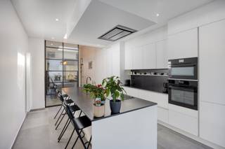 <strong>Volledig gerenoveerde woning van kop tot teen, gunstig gelegen nabij het station, met o.a. een bewoonbare oppervlakte van 175 m², 3 slaapkamers en een zuidgericht tuintje. EPC-label B.</strong><br /><br />Het gelijkvloers bestaat uit een inkomhal, een apart toilet en een lichtrijke woonkamer met open keuken.<br /><br />Op de eerste verdieping bevinden zich een nachthal, een ruime slaapkamer en een badkamer.<br /><br />De tweede verdieping (zolder) omvat een nachthal en twee slaapkamers.<br /><br />Verder beschikt de woning over een droge kelder.<br /><br />Achteraan bevindt zich een zuidgericht tuintje met terras. Het perceel is langs achter toegankelijk via de Grijpenwegstraat.<br /><br />De woning geniet van een uitstekende bereikbaarheid, met een vlotte verbinding naar het station, de E40, winkels, openbaar vervoer en scholen.<br /><br />Interesse? Mail naar laurens@immogve.be of bel naar 0496 07 89 48.