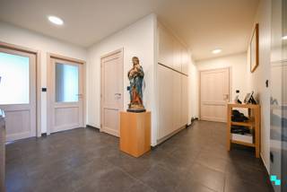 Ontdek dit prachtige appartement met twee slaapkamers en ondergrondse garagebox, gelegen op de derde verdieping van residentie Docksight met zicht...