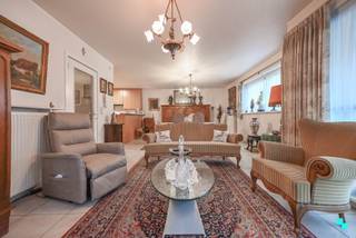 Dit verzorgd tweeslaapkamerappartement van ca. 100 m² (volgens EPC-attest) bevindt zich op de eerste verdieping van residentie <em>Retorica, </em>op een boogscheut van het centrum van Izegem. In de onmiddellijke omgeving vindt u winkels, scholen, sportfaciliteiten en diverse horecazaken. Dankzij de nabijheid van de Rijksweg (N36) en de E403 geniet het appartement bovendien van een uitstekende bereikbaarheid. Indeling: ruime inkomhal met gastentoilet, lichtrijke leefruimte met open geïnstalleerde keuken (voorzien van oven, koelkast, kookplaat, dampkap, spoelbak én vaatwasmachine) en annex de bergruimte met aansluiting voor de wasmachine. Vanuit de leefruimte is het terras van ca. 10 m² te bereiken. Verder beschikt het appartement over twee slaapkamers, die elk rechtstreeks toegang bieden tot de badkamer, voorzien van een douche en wastafel. Tot slot is er een autostaanplaats beschikbaar, verplicht aan te kopen voor 15.000 EUR. CV op aardgas | HR-beglazing, aluminium schrijnwerk | Vliegraam | Voorzien van verlichtingsarmaturen en gordijnen | Camerabewaking in het appartementsgebouw. Contacteer ons voor meer informatie. 051 67 67 57 www.bordes.be