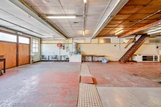 Deze unieke eigendom combineert moeiteloos opslagruimte, werkplekken en wooncomfort, gelegen op een rustige maar vlot bereikbare locatie in Gent. De locatie bevindt zich op slechts 3 minuten van de R4, 7 minuten van de E40 en 8 minuten van de E17, wat het ideaal maakt voor vlotte verbindingen in alle richtingen. Er zijn bovendien twee toegangen: via de hoofdingang of via een zijstraat, wat zorgt voor extra flexibiliteit en gebruiksgemak.<br /><br />Indeling:<br />Via de inkomhal betreed je een ruime, open koer die baadt in natuurlijk licht. Aansluitend bevindt zich de opslagruimte/magazijn, (157m² per verdieping) verdeeld over drie niveaus: een kelderverdieping, een gelijkvloers en een eerste verdieping – ideaal voor stockage of logistieke doeleinden.<br /><br />Aan de rechterzijde van de koer bevinden zich de garages en een aangename tuin.<br />Op het gelijkvloers vind je bovendien een aparte bureauruimte en een handelsruimte, perfect geschikt voor administratief werk of het ontvangen van klanten.<br />Mogelijks kan je er 2 woningen van maken... Na goedkeuring stedenbouw.<br /><br />Via de hoofdingang heb je toegang tot het woongedeelte op de eerste en tweede verdieping. Hier bevinden zich een lichtrijke woonkamer, een keuken, een badkamer en één slaapkamer. De tweede verdieping telt nog twee extra slaapkamers.<br /><br />Troeven:<br />Ideale combinatie van wonen, werken en opslag<br />Grote koer met veel lichtinval<br />Garage én tuin<br />Centrale, goed bereikbare ligging in Gent<br />Geschikt voor zelfstandigen, ondernemers of investeerders<br /><br />Deze eigendom biedt tal van mogelijkheden, zowel privé als professioneel. Een bezoek ter plaatse laat je de ruimte en het potentieel ten volle ervaren.<br /><br />Elk bod wordt voorgelegd aan de eigenaar.<br />Meer info of een bezichtiging?<br />Bel Conny 0498/696563