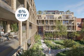 Dit tweeslaapkamerappartement van 90 m² is gelegen op het eerste verdiep en de indeling is als volgt: een inkomhal met plaats voor een vestiairekast, een lichtrijke woonkamer met open keuken, een praktische berging, een afzonderlijk toilet, twee slaapkamers en een badkamer voorzien van een inloopdouche en dubbele wastafel. Het terras heeft een oppervlakte van 18 m², kijkt uit over de binnentuin en is zuidelijk georiënteerd. <br /><br />Dit appartement bevindt zich in Stadshove, een nieuwe en hedendaagse woonplek gelegen pal in de kern van de Stad Deinze. Gelegen te midden de Markt van Deinze, combineert Stadshove haar zeer centrale ligging met een hoogwaardige, tijdloze architectuur met alle hedendaagse wooncomfort. Het is de ideale keuze voor wie comfortabel, energiezuinig en standingvol wil wonen vlakbij alle voorzieningen. De appartementen binnen Stadshove zijn ontworpen met zeer veel aandacht voor uiteenlopende woonwensen. Sommige bieden een prachtig uitzicht op de levendige Markt, terwijl andere zich richten op de rust van de binnentuin en het karaktervolle oude Stadhuis. <br /><br />Met zijn combinatie van een hedendaagse architectuur, hoogwaardige afwerking, zorgvuldig uitgedachte indelingen, future-proof technieken en een absolute topligging is Stadshove een nieuwbouwproject voor de bevoorrechte koper. Het belooft niet alleen een aangename woonplek te zijn, maar ook een nieuwe blikvanger op de Markt van Deinze.