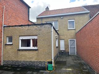 Deze bijzonder degelijk gebouwde woning bevindt zich zeer centraal op Sint-Michiels, met een uitzonderlijk goede bereikbaarheid (op enkele minuten van E40/A17), en in de nabijheid van buurtwinkels, supermarkten, station,...<br />De woning ligt inwaarts en de brede oprit biedt vooraan plaats aan ruim 2 wagens. De op te knappen woning wordt betreden via de garage met rechts daarvan de leefruimte met trap naar boven, de keuken (te vernieuwen), de kleine badkamer en het toilet bevinden zich aan de tuinzijde. Een diepe tuin biedt privacy en rust (en door zijn diepte ook behoorlijk wat zon), is voorzien van 2 tuinhuizen. Op de verdieping zijn er 4 slaapkamers (1 grote tuinzijde, 2 middelgrote vooraan en 1 smallere ook aan de tuinzijde - waar badkamer kan indien men deze boven wilt). Een zolder (niet geïsoleerd) is bereikbaar via een valluik met uitschuiftrap. Het huis biedt mits grondige verbouwing zeker potentieel om naar achter toe uit te breiden, zonder dat veel van de tuin moet ingeboet worden. Energetische renovatie gemakkelijk te realiseren door een aantal ramen te vernieuwen naar dubbel glas, centrale verwarming te voorzien (nu enkel 2 gasconvectoren in de living) en het dak isoleren. <br />Mits een grondige opknapbeurt, biedt dit huis een mooi potentieel, en dit op een superligging! De vlotte bereikbaarheid en goede visibiliteit geeft dit pand ook commercieel (of gemengd gebruik: wonen gecombineerd met praktijk- of kantoorruimte bvb.) wat mogelijkheden, weliswaar mits bestemmingswijziging. <br />Grijp uw kans, en plan een bezoek in, bel 0476 70 60 26 of mail thierry@puurvastgoed.be .