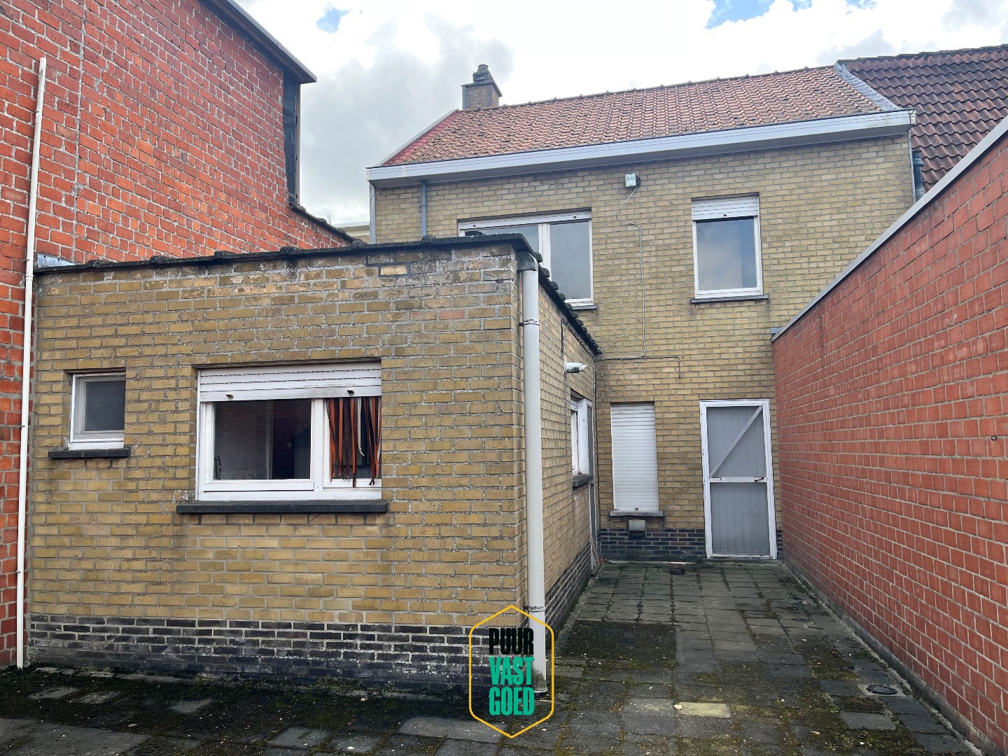 Vlot bereikbare en degelijke woning met tuin, garage en dubbele oprit. - foto 2