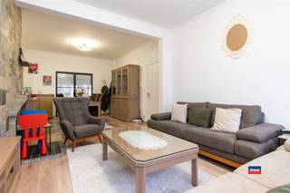 <p><span>HOBOKEN | SPACIEUSE MAISON FAMILIALE DANS UN EMPLACEMENT DE PREMIER CHOIX AU FORT| EPC C|</span></p><p><span> </span></p><p><span>La maison se compose comme suit : hall d'entrée avec toilettes séparées et accès au sous-sol - salon spacieux avec double porte donnant sur l'espace de vie - cuisine équipée avec beaucoup d'espace de rangement - jardin orienté à l'ouest avec terrasse spacieuse et auvent.</span></p><p><span>Premier étage : cage d'escalier - deux chambres spacieuses - salle de bains avec lavabo, toilettes, baignoire et espace de rangement - débarras avec plomberie pour machine à laver et sèche-linge.</span></p><p><span>Deuxième étage : chambre spacieuse avec de nombreux placards.</span></p><p><span> </span></p><p><span>Atouts supplémentaires :</span></p><p><span>- Très bien situé dans un endroit privilégié de la forteresse</span></p><p><span>- Salon spacieux et très lumineux</span></p><p><span>- Cuisine rénovée avec de nombreux placards intégrés, induction Bora, fours AEG, réfrigérateur Miele + lave-vaisselle, robinetterie avec filtre bleu grohe + système de refroidissement</span></p><p><span>- Deux pompes à chaleur de 2019</span></p><p><span>- Nouvelle chaudière à condensation à partir de 2013</span></p><p><span>- EPC favorable (B)</span></p><p><span>- Neuf panneaux solaires</span></p><p><span>- Proche des écoles, des transports en commun et des commerces</span></p><p><span> </span></p><p><span> </span></p>