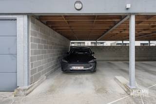 Op zoek naar een veilige en praktische parkeeroplossing in Ieper?<br /><br />Aan de gegeerde Westkaai bieden wij deze carport met laadpaal te koop aan. Dankzij de centrale ligging bevindt u zich op korte afstand van het stadscentrum, de jachthaven en de belangrijkste invalswegen.<br /><br />De aanwezige laadpaal vormt een extra troef voor eigenaars van een elektrische of hybride wagen en maakt deze parkeerplaats helemaal klaar voor de toekomst.<br /><br />Troeven:<br />- Overdekte autostaanplaats<br />- Voorzien van laadpaal<br />- Centrale ligging aan de Westkaai<br />- Vlotte bereikbaarheid<br />- Ideaal voor eigen gebruik of als investering<br />- Geen parkeerzoektocht meer en uw wagen steeds comfortabel én overdekt binnen handbereik.<br /><br />Interesse? Contacteer Home Hunters voor meer informatie.