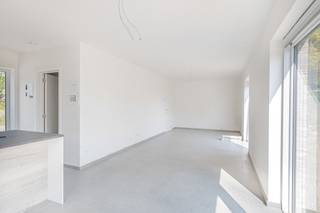 Maak kennis met project “Beversluis” in Rotselaar en ontdek deze moderne en duurzame nieuwbouwwoningen, rustig gelegen in een groene en aangename omgeving. <br />Het project omvat in totaal 18 gezinswoningen, aangevuld met een parking en een overdekte fietsenstalling. Binnen dit aanbod stellen wij nu 6 woningen voor die volledig instapklaar worden opgeleverd.<br /><br />Elke woning wordt volledig afgewerkt opgeleverd, zodat je zonder zorgen kunt verhuizen. De afwerking omvat onder meer gelakte binnendeuren voor een stijlvolle en duurzame uitstraling, professioneel uitgevoerde schilderwerken, tot in de puntjes verzorgd, en een aangelegde tuin en terras, zodat je meteen kunt genieten van je buitenruimte. <br />Dankzij deze complete afwerking hoef je geen extra werken meer te plannen of budget te voorzien. Je kiest voor comfort, kwaliteit en gebruiksklaar wonen vanaf dag één.<br />De woningen beschikken over drie slaapkamers, lichte leefruimtes en een mooie tuin, wat ze bijzonder geschikt maakt voor gezinnen of wie op zoek is naar rust en ruimte. <br /><br />De centrale ligging, dicht bij belangrijke verbindingswegen, scholen en winkels, maakt dit project extra aantrekkelijk.<br /><br />Daarnaast is er veel aandacht besteed aan energiezuinig wonen. Elke woning is uitgerust met vloerverwarming op gas, een ventilatiesysteem en zonnepanelen. Dit resulteert in een laag energiepeil en een optimaal wooncomfort, met een lagere energiefactuur als extra voordeel.<br /><br />Plan eenvoudig een bezoek via de website van Malines-Group en ontdek jouw toekomstige thuis in project Beversluis.